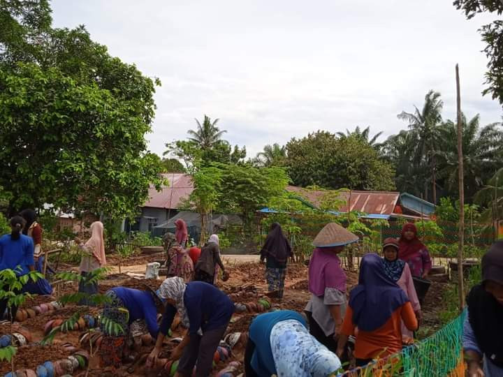 Seluruh ibu-ibu dan remaja warga RT bergerak serempak