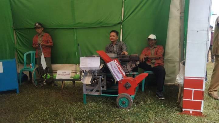 Mesin Pemotong/pencacah rumput inovasi dari Pak Agus Salim.