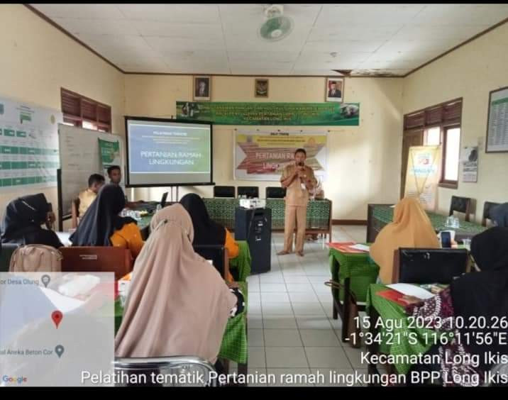 Penyampaian Materi Oleh Petugas BPP Dinas Tanaman dan Hortikultura Kecamatan Long Ikis Kabupaten Paser