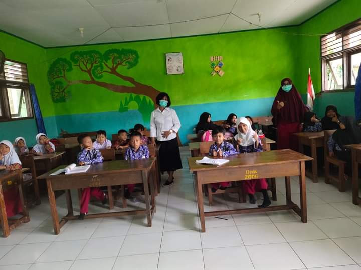 Pemberian Vaksin MR untuk Murid Kelas 1 di SD Negeri 032 Long Ikis