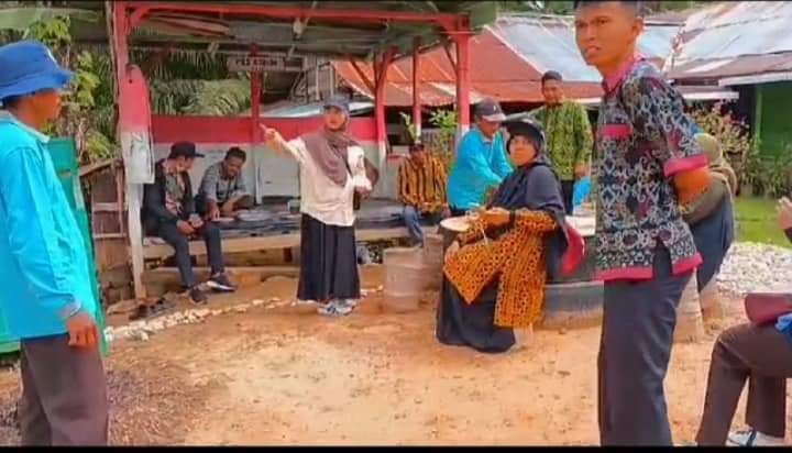 Tim Penilaian Tim Penggerak PKK Kecamatan Long Ikis Dalam Rangka Lomba Dasawisma Tingkat Kecamatan Long Ikis di Desa Olung