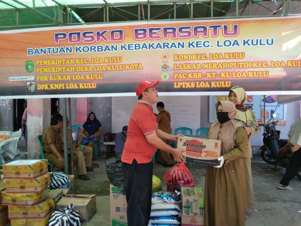 Penyerahan Bantuan Korban Kebakaran Desa Loa Kulu Kota