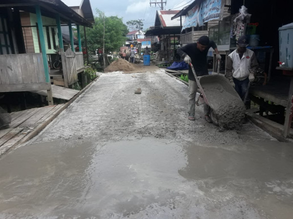 Pemeliharaan Jalan (semenisasi RT.04 Sentuk)