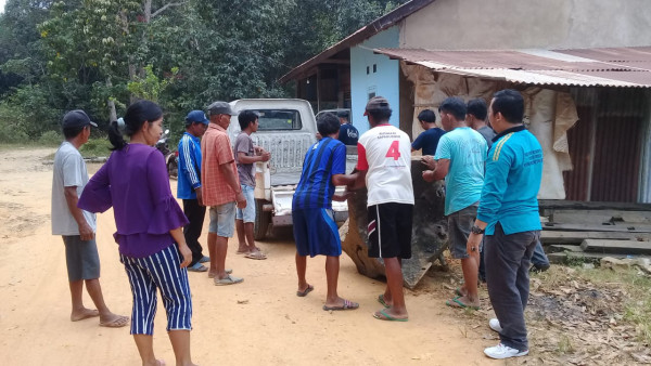 Kegiatan Gotong Royong Pengambilan Akar Kayu Ulin untuk Peletakan Prasasti Kampung KB