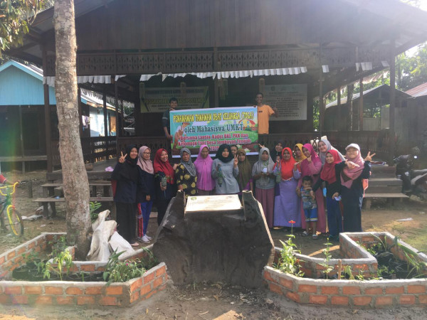 Kegiatan penanaman pohon TOGA bersama maha siswa UMKT ( Universitas Muhammadiyah Kal-Tim)