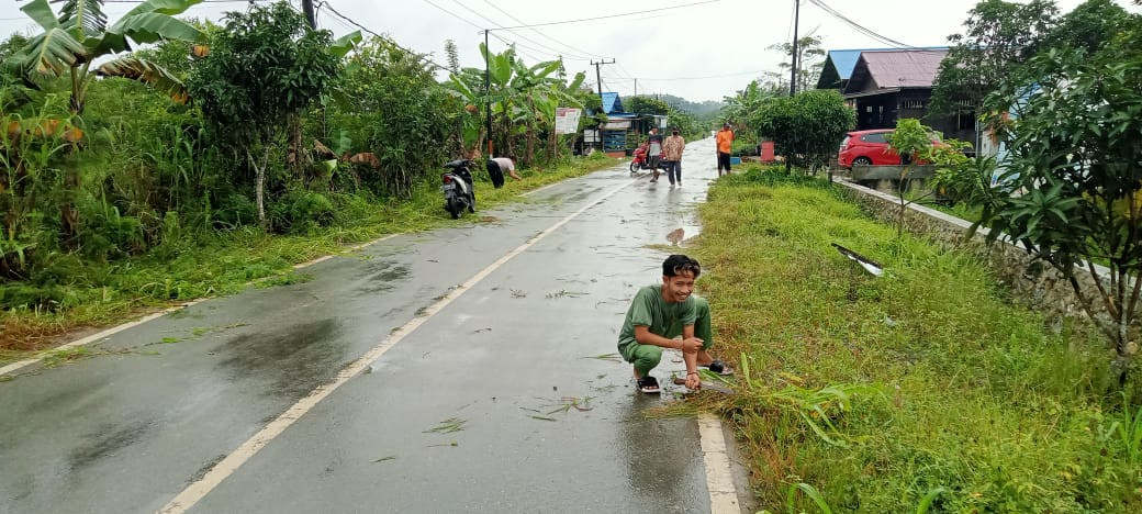 Gotong Royong Sisi Jalan PU Desa Jembayan Tengah