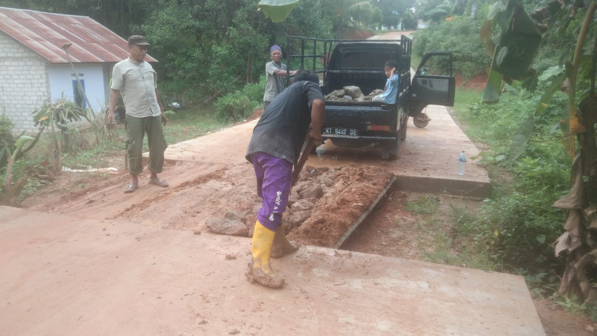 Gotong Royong Penghamparan Batu di Jl. Tudingan