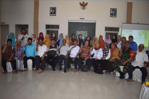 foto bersama pengurus kampung KB