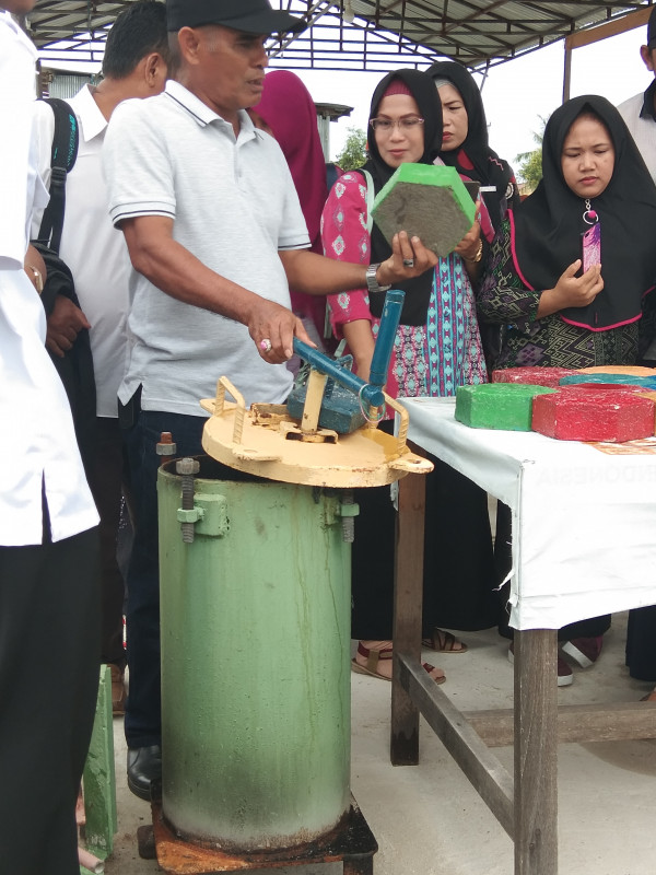 salah satu kegiatan kampung kb gas badak alam 1 dalam pembuatan paping dari limbah plastik