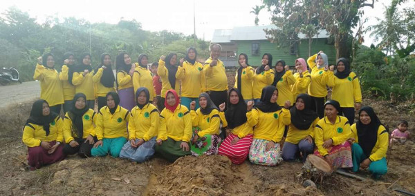 Ibu2 KWT Dusun Tani Bahagia bergotong royong dalam membuat lahan untuk kebun