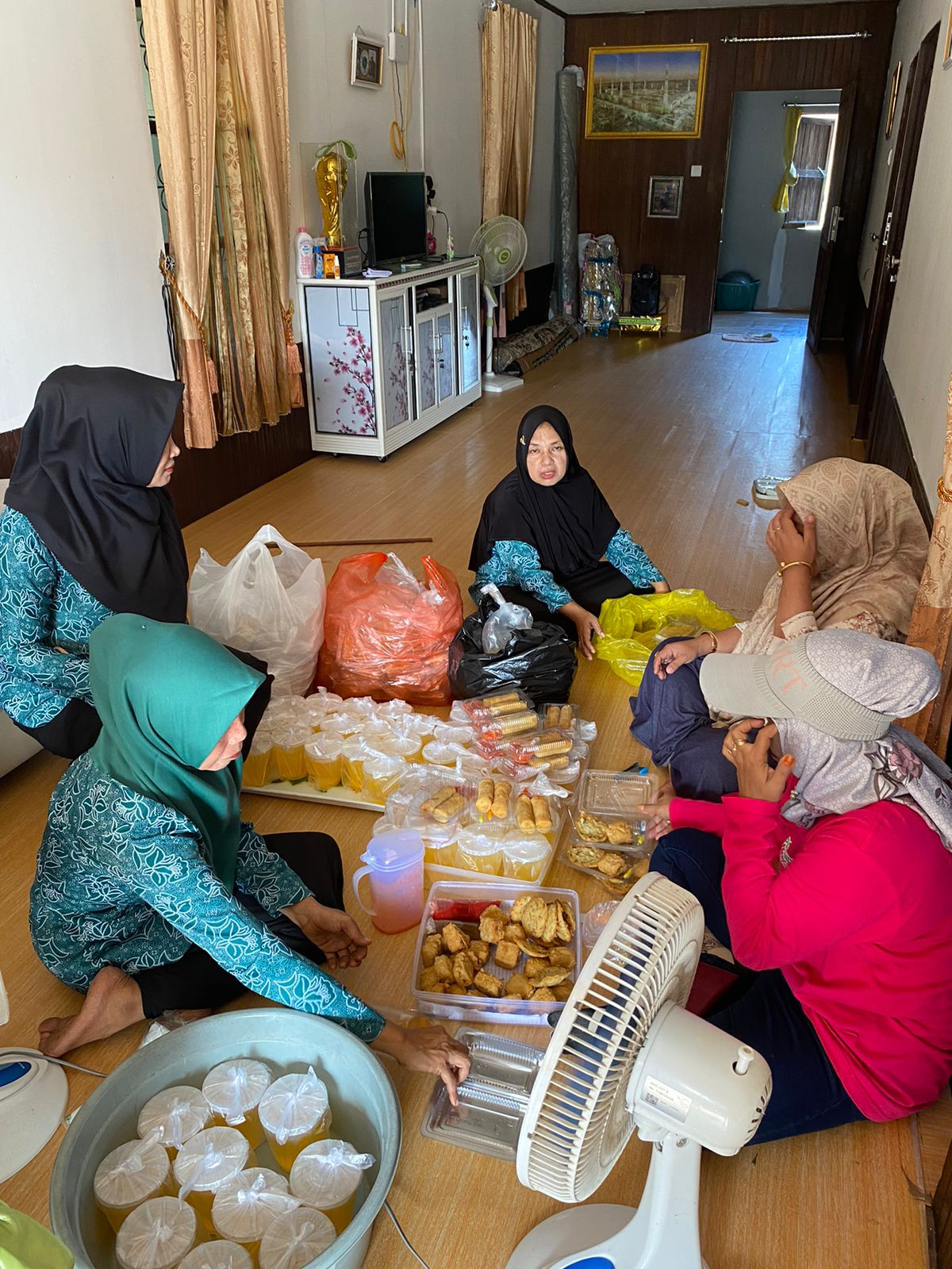 Kader Posyandu Nuri Berbagi Takjil di Bulan Ramadhan