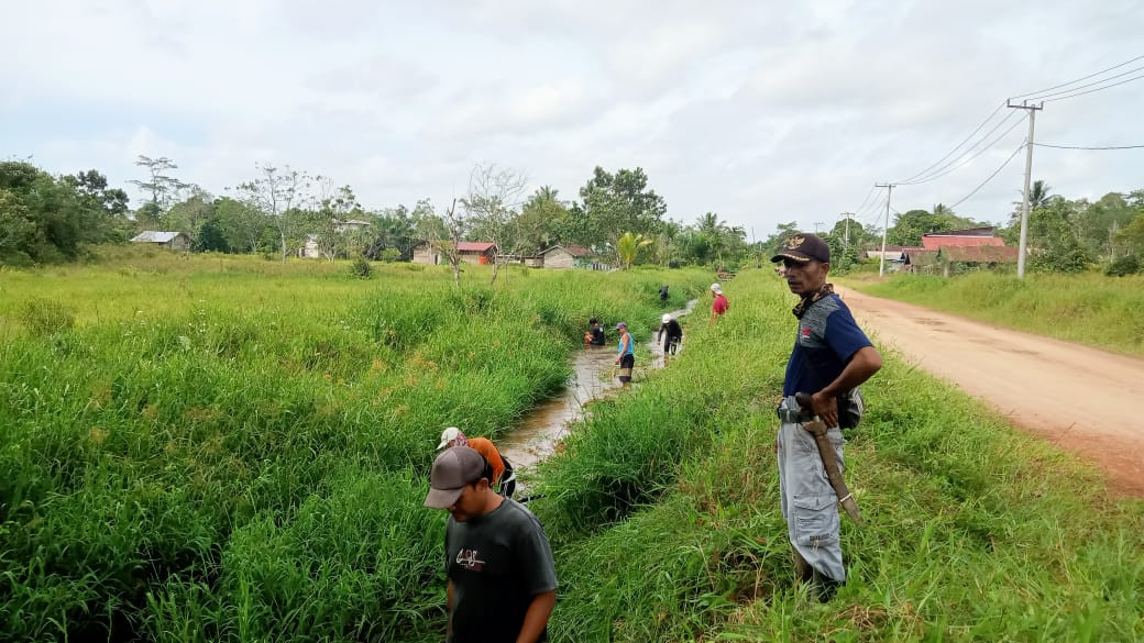 Pembersihan Parit Lingkungan Dusun Sungai Tempurung