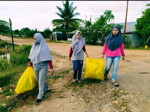 Para staf desa yang perempuan pun turut serta ikut membersihkan