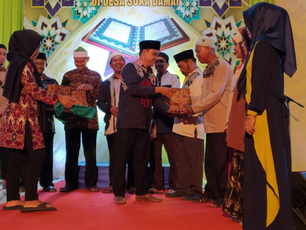 Ketua LPTQ Desa menerima piagam Penghargaan 