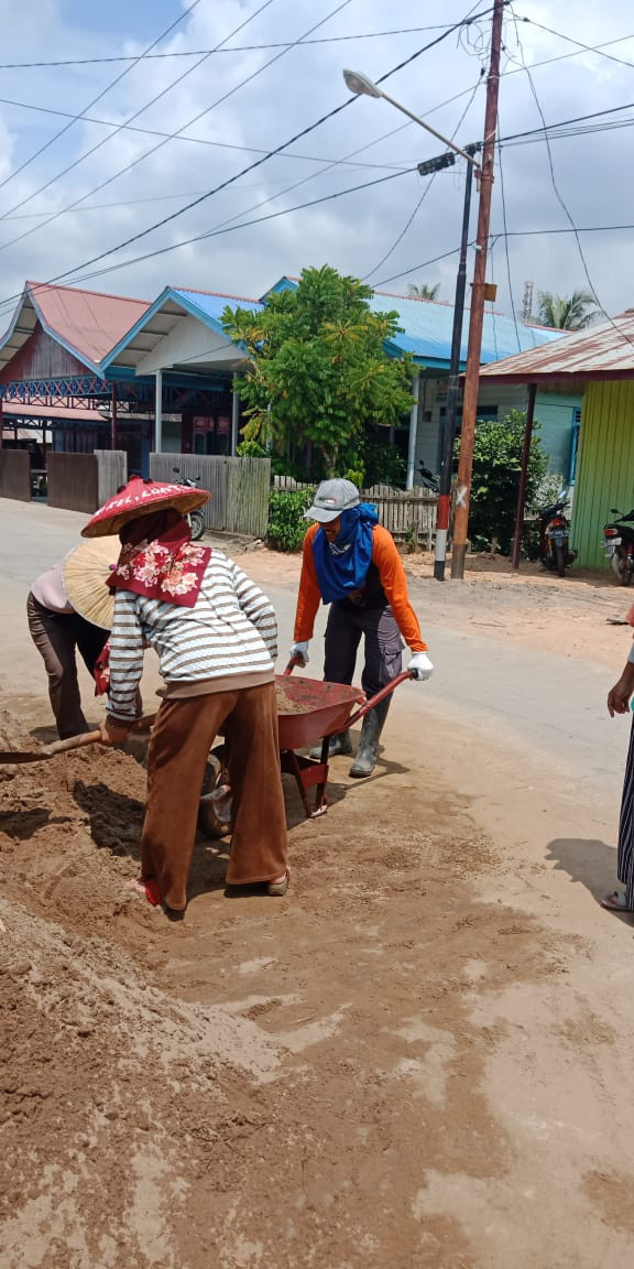 Kerja bakti di sekretariat bersama kampung KB loa tebu