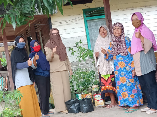 Pembagian Tanaman Cabe bagi Keluarga Lansia di Kampung KB Loa Tebu