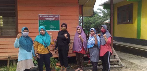 Kerja bakti membersihkan lingkungan Kampung KB Loa Tebu