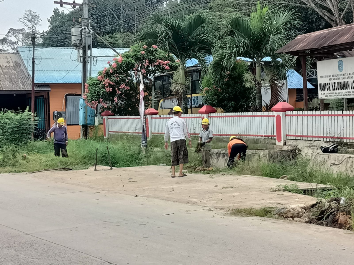 Membersihkan lingkungan Wilayah kampung KB Loa tebu
