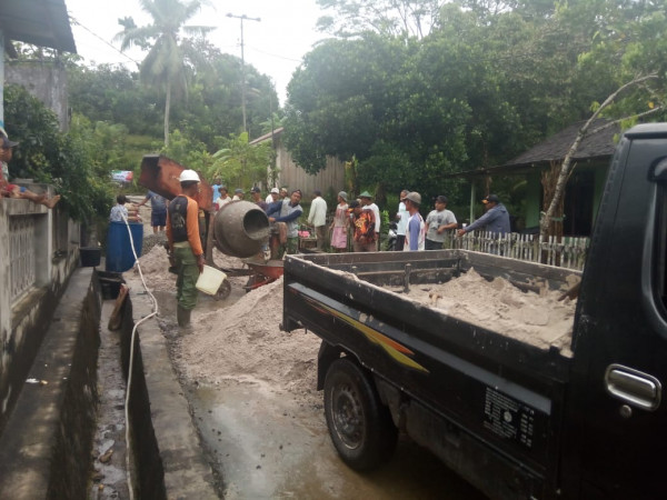 Gotong Royong Perbaikan Semenisasi Jalan Gunung Dubb di Kampung KB