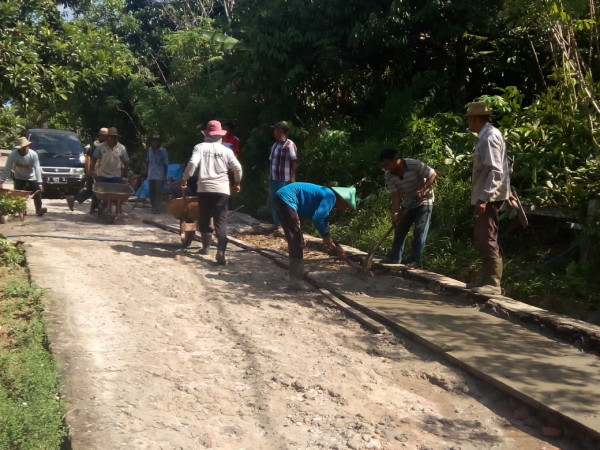 Gotong Royong Perbaikan Semenisasi Jalan Gunung Dubb di Kampung KB