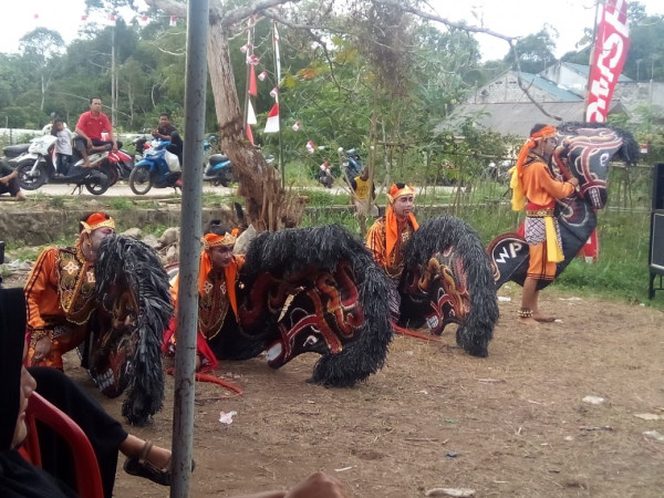 Pentas Seni Budaya Paguyuban Kuda Lumping dan Campur Sari