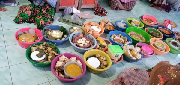 makanan yang dibawa dari rumah masing-masing untuk di satukan agar warga bisa merasakan semua makanannya