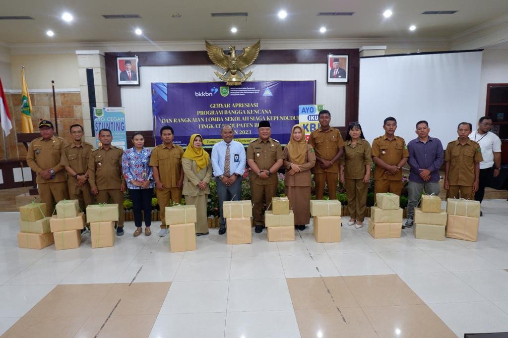 photo bersama Wakil Bupati Berau dan Kepala Perwakilan BKKBN Provinsi Kalimantan dengan para penerima bantuan ATTG dari 10 Kampung KB berkembang