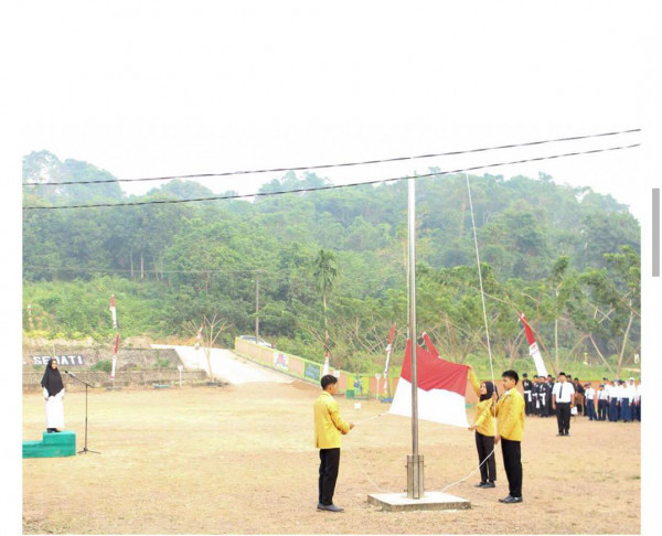 pengibaran bendera merah putih oleh kkn 45 kampung maluang