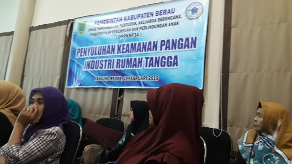 Peserta memperhatikan materi yang disampaikan