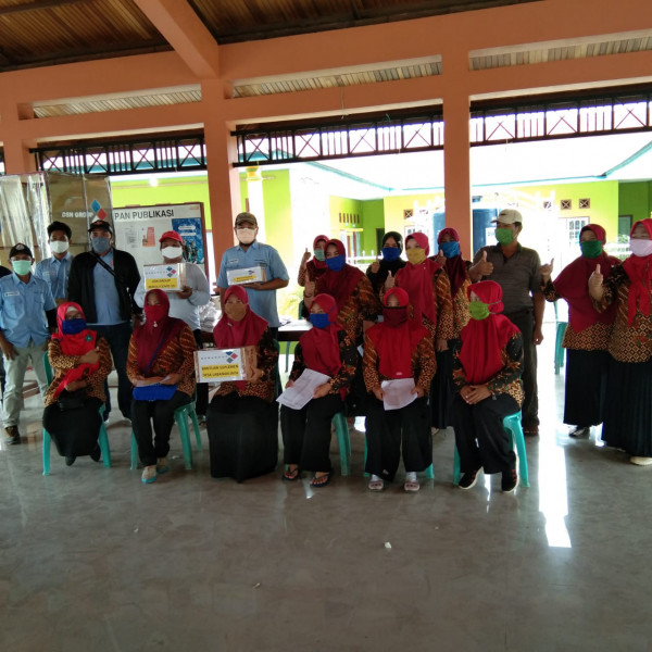 Pembagian masker dan vitamin untuk masyarakat kampung Labanan Jaya