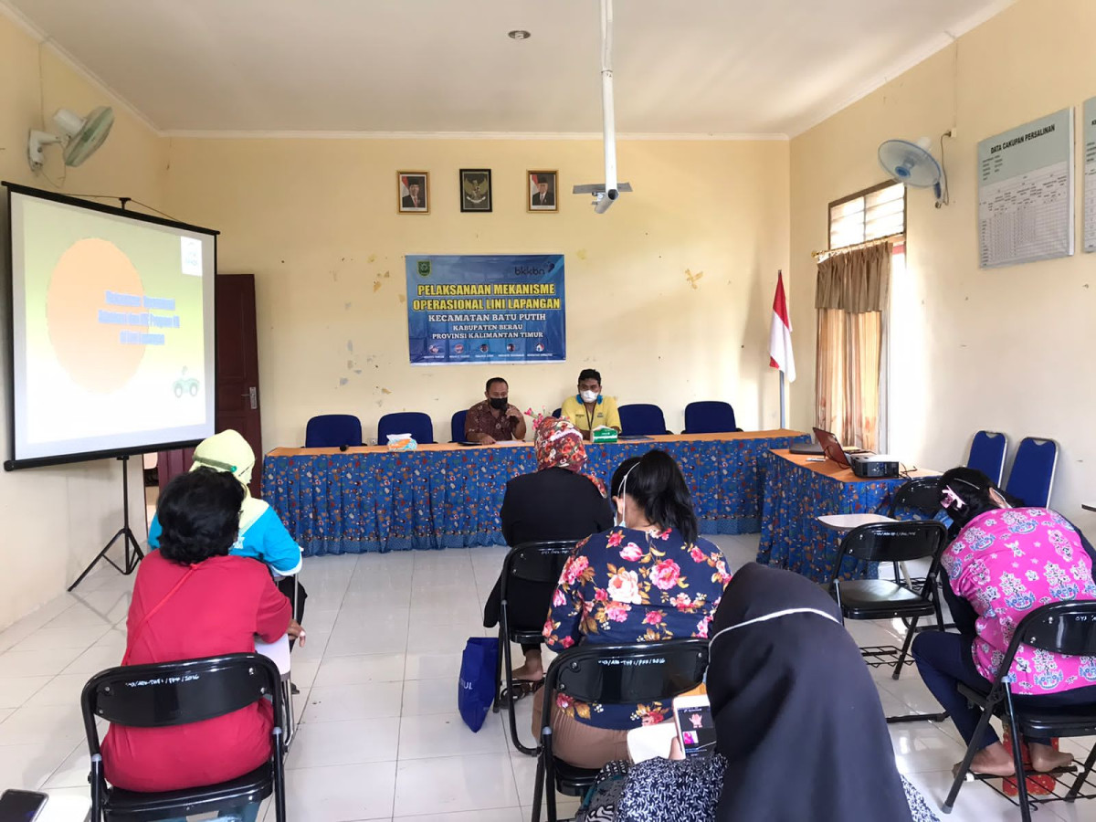 Camat Batu Putih Bpk. Drs. Muzakir membuka acara Rapat Mekop bersama PKB Kecamatan