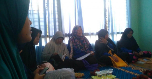 peserta mendengarkan materi yang di sampaikan oleh Narasumber