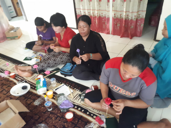 proses pembuatan bunga oleh kader