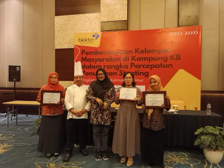 penerimaan sertifikat sebagai pemenang juara 1 Management DASHAT di Kampung keluarga berkualitas tingkat provinsi KALTIM