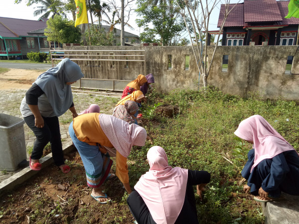 Kerja Bakti di wilayah Kampung KB Sipakatuo