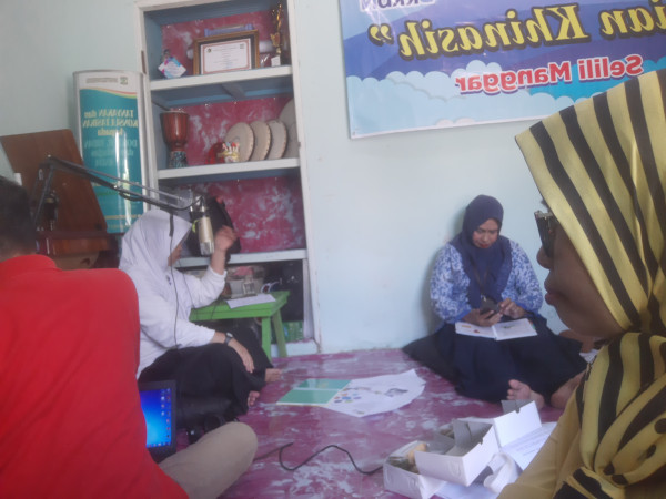 Siaran Radio Kampung KB Dian Khinasih Selili dengan tema kesehatan Reproduksi dan PUP