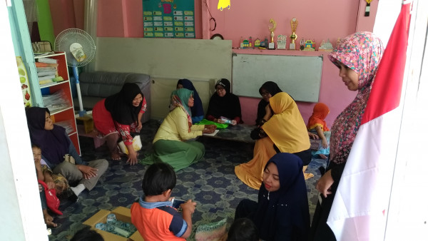 Wali murid mendengarkan arahan PKB selaku Pembina Rumah Cerdas di KPKB