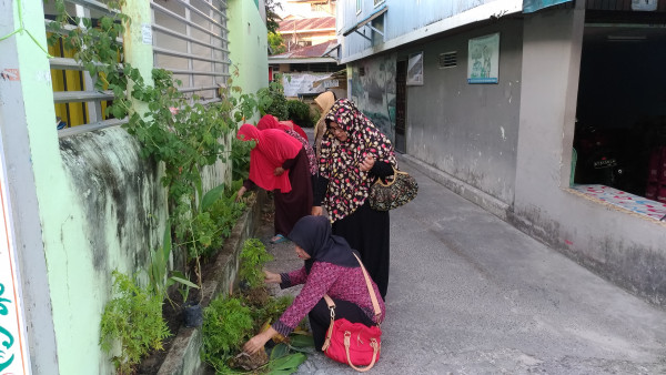 Foto masyarakat dan kader KPKB menanam TOGA di lingkungan KPKB