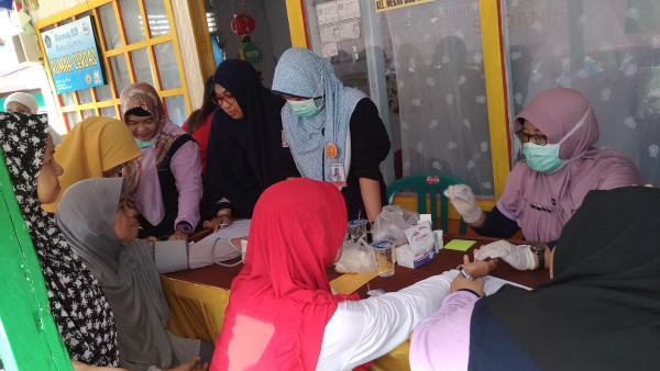 Foto saat pemeriksaan kesehatan kepada masyarakat di KPKB