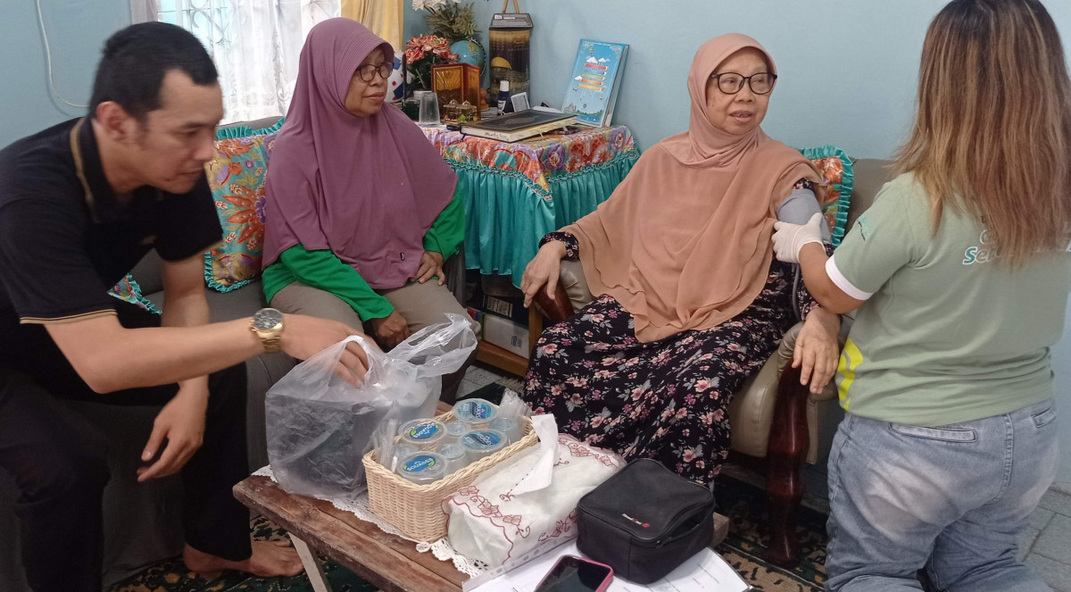 Kunjungan Rumah Lansia oleh PKM Damai dan Kader Posyandu Bina Kelana 11 RT 11 Damai