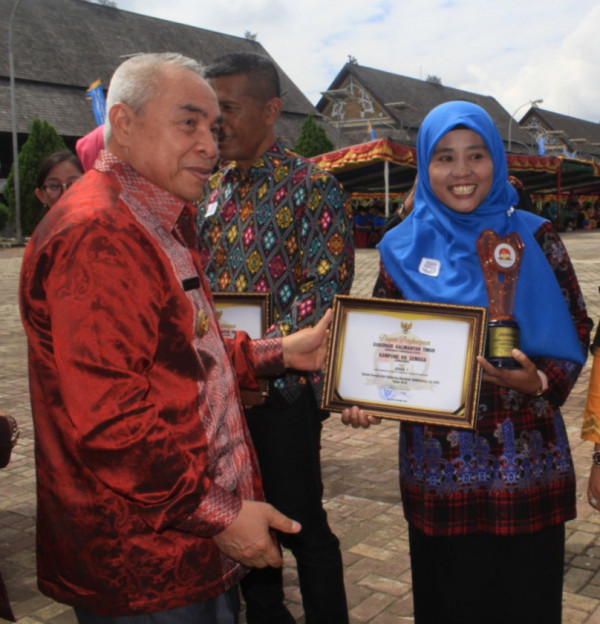 Penerimaan Penghargaan Kampung KB Terbaik kategori Kota Tingkat Provinsi KALTIM 2019