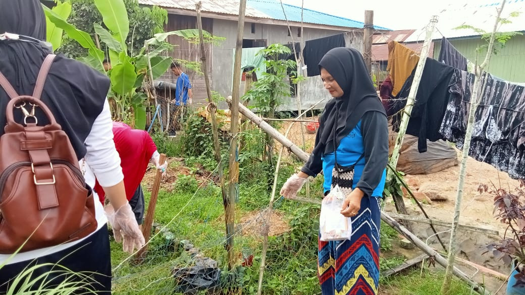 Gotong royong di kampung KB