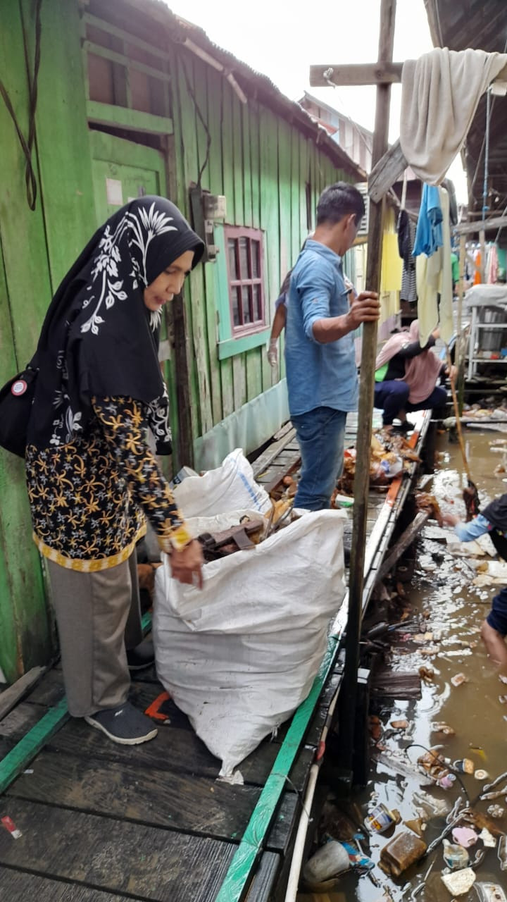 gotong royong RT 04 Kel.Mesjid sepanjang bantaran sungai