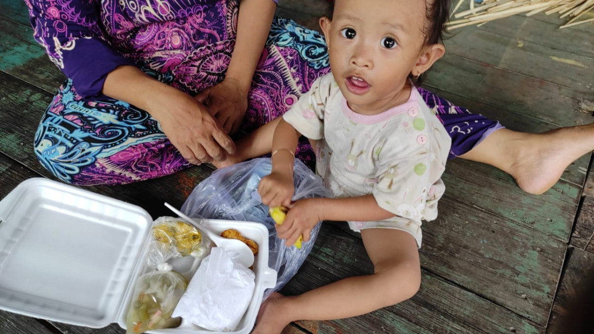 pemberian makanan tambahan utuk baduta bantuan BAZNAS Povinsi Kalimantan TImur