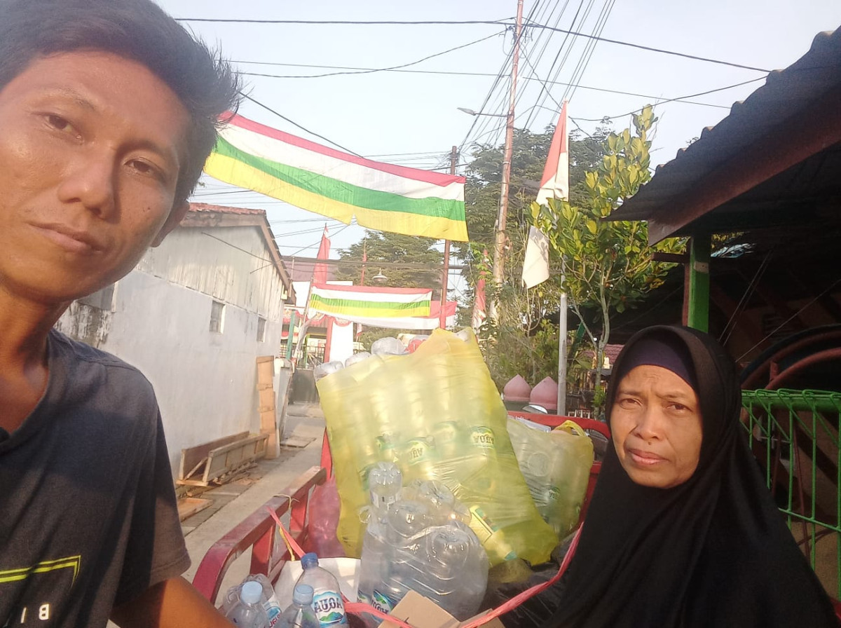 penimbangan sampah yang bernilai di bank sampah mijukasi