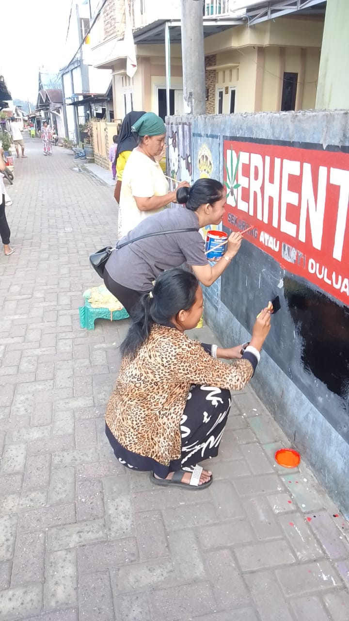 gotong royong dan menghias kampung KB warna warni