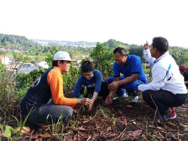 Penanaman pohon bersama bapak lurah, Ketua kampung KB dan mahasiswa