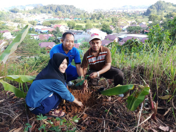Penanaman pohon bersama pak RT 01, Ketua kampung KB, dan mahasiswa