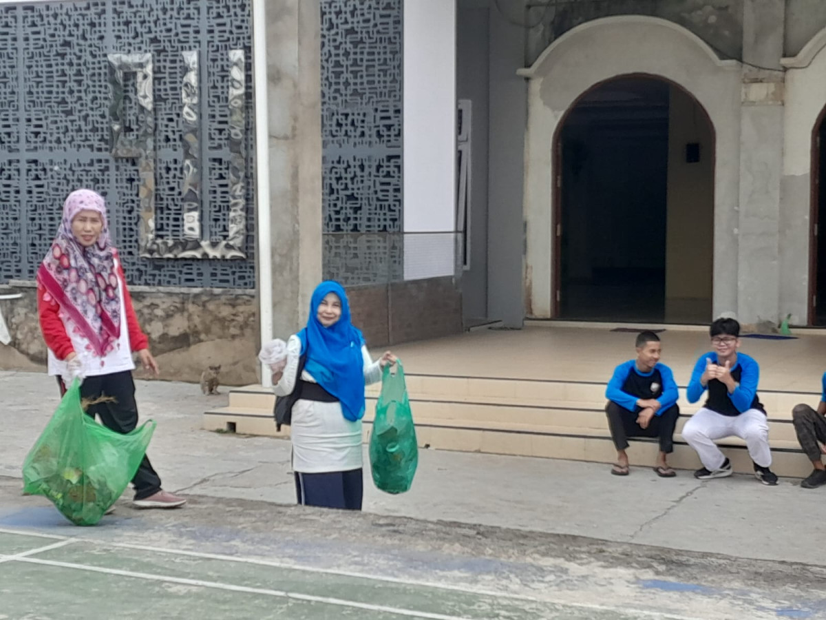 Bersih bersih bersih....sampah dipungut agar masjid bersih dan nyaman