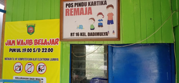 banner jam wajib belajar dan Keterangan Pos Pindu Kartika Remaja